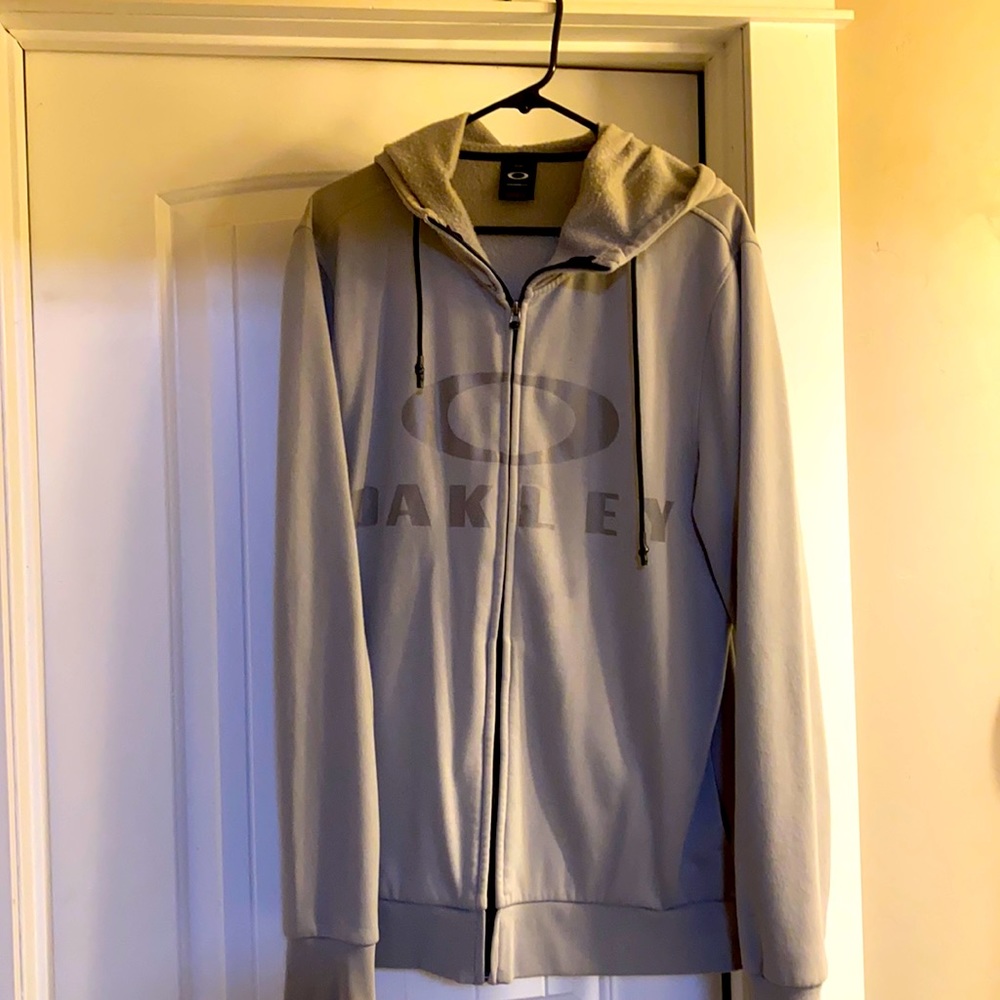 Men’s Oakley sweater